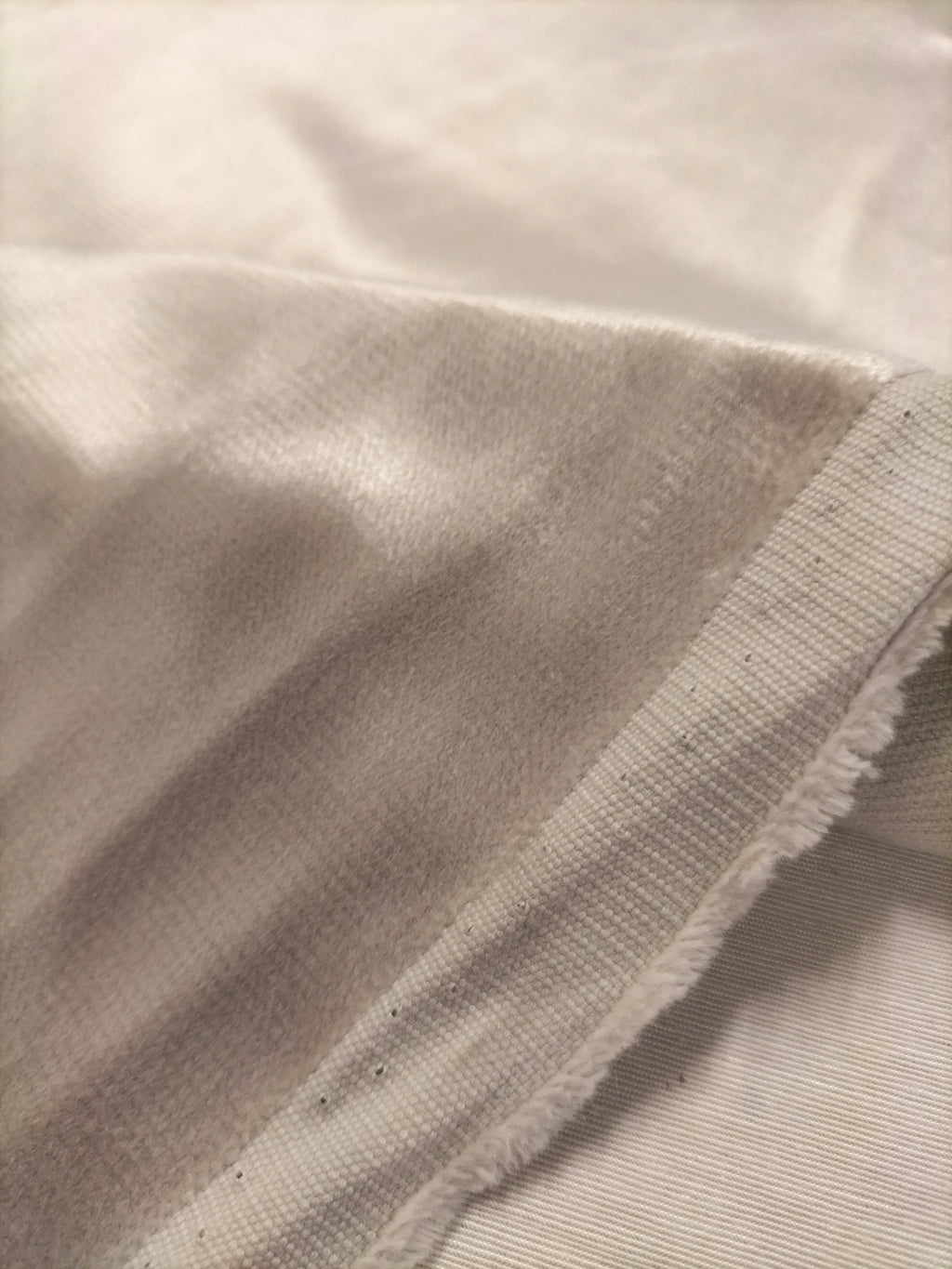 Pregiato velluto grigio