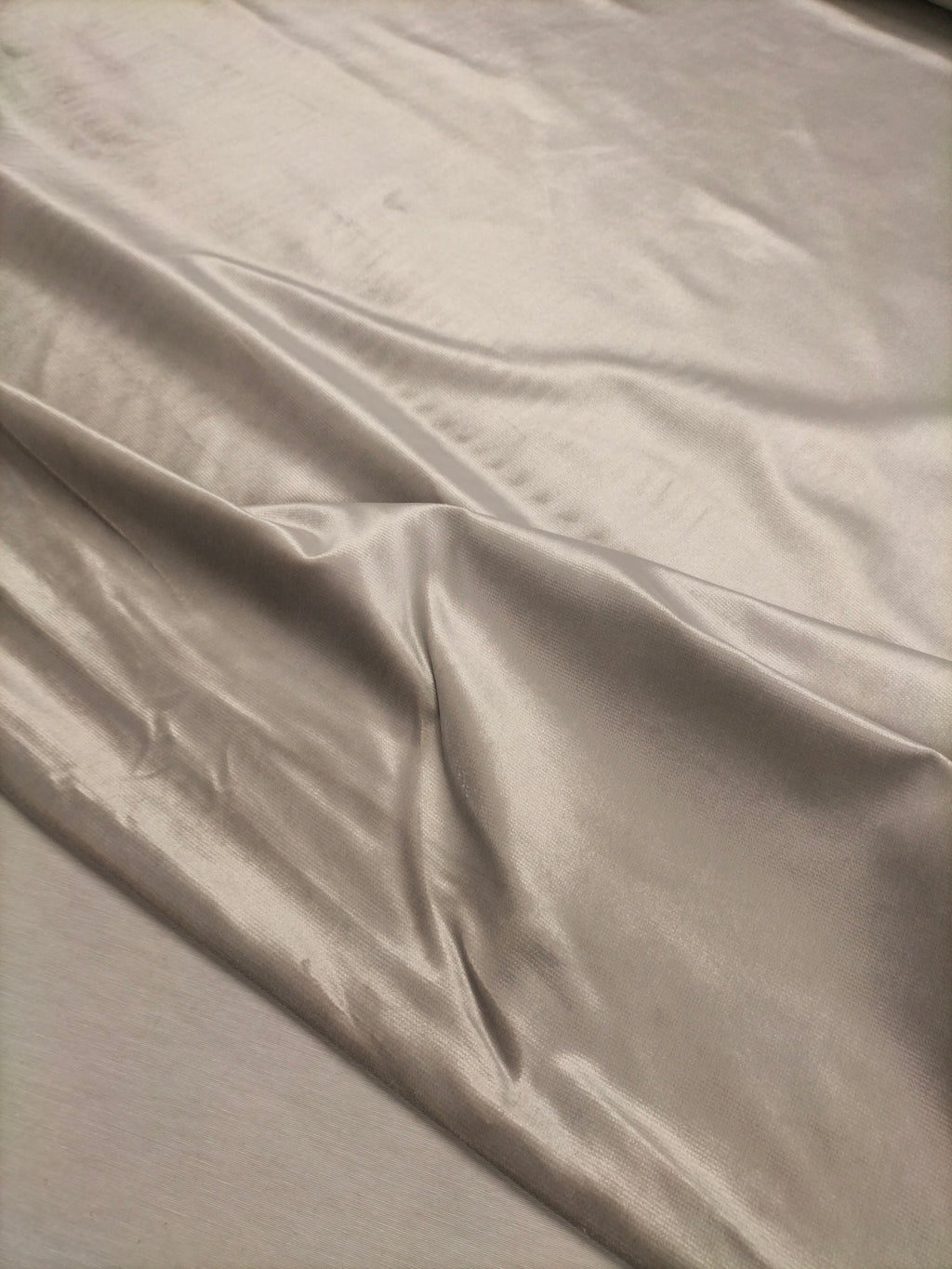 Pregiato velluto grigio