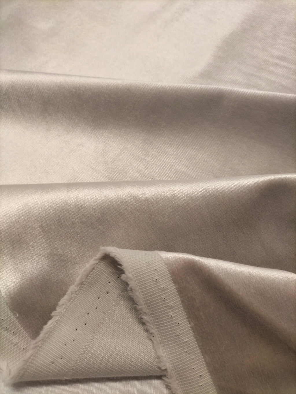 Pregiato velluto grigio