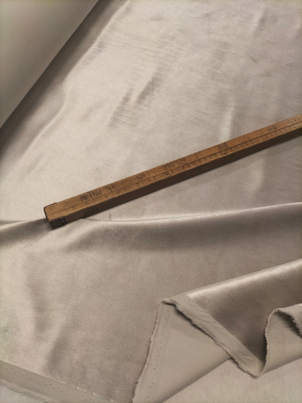 Pregiato velluto grigio