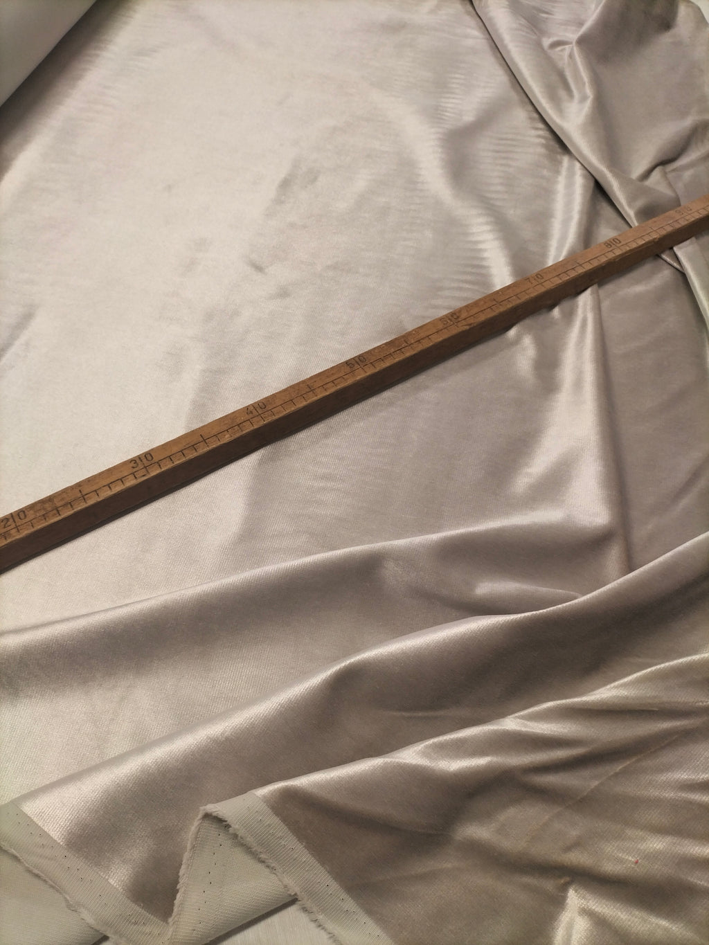 Pregiato velluto grigio