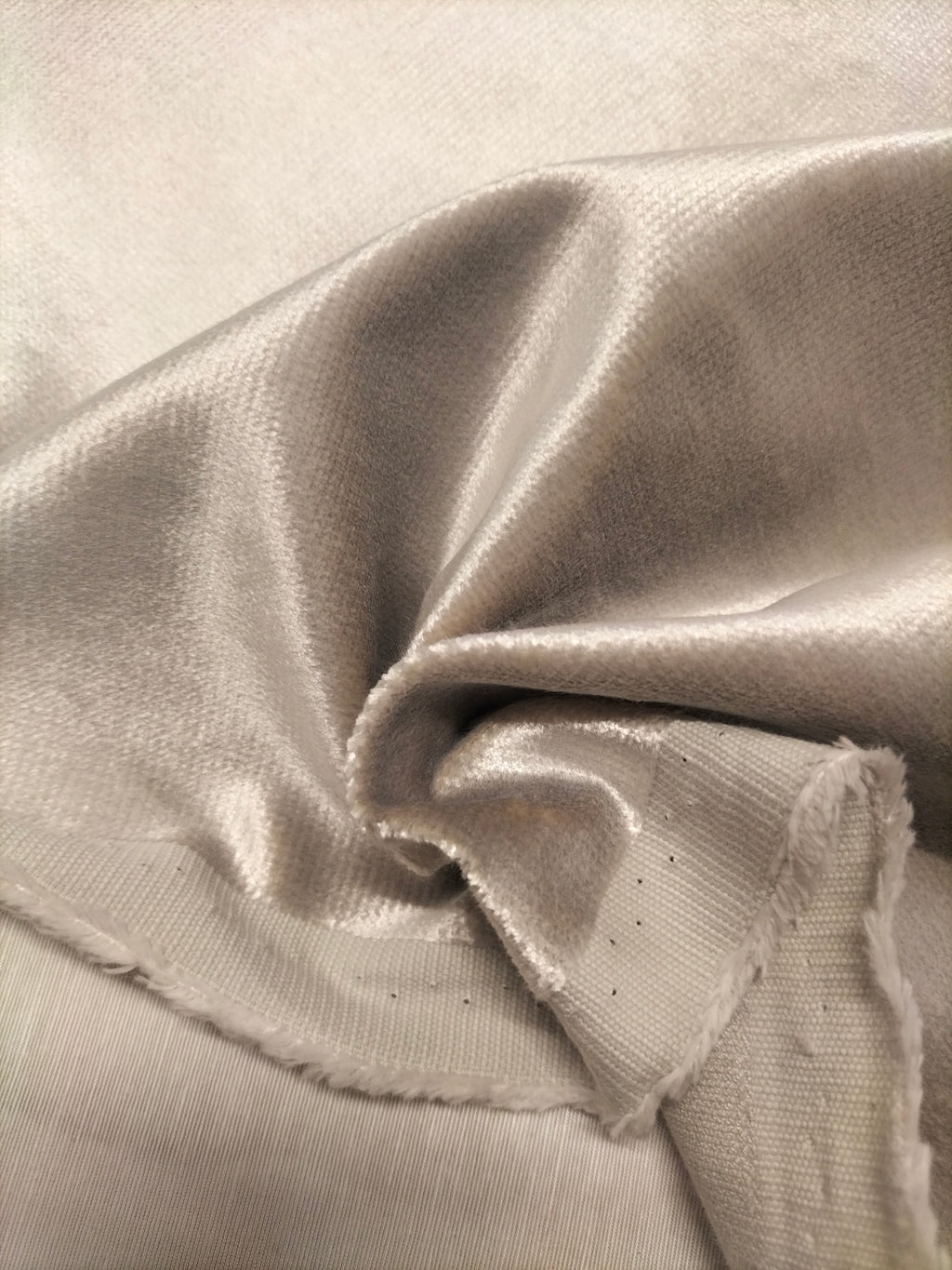 Pregiato velluto grigio