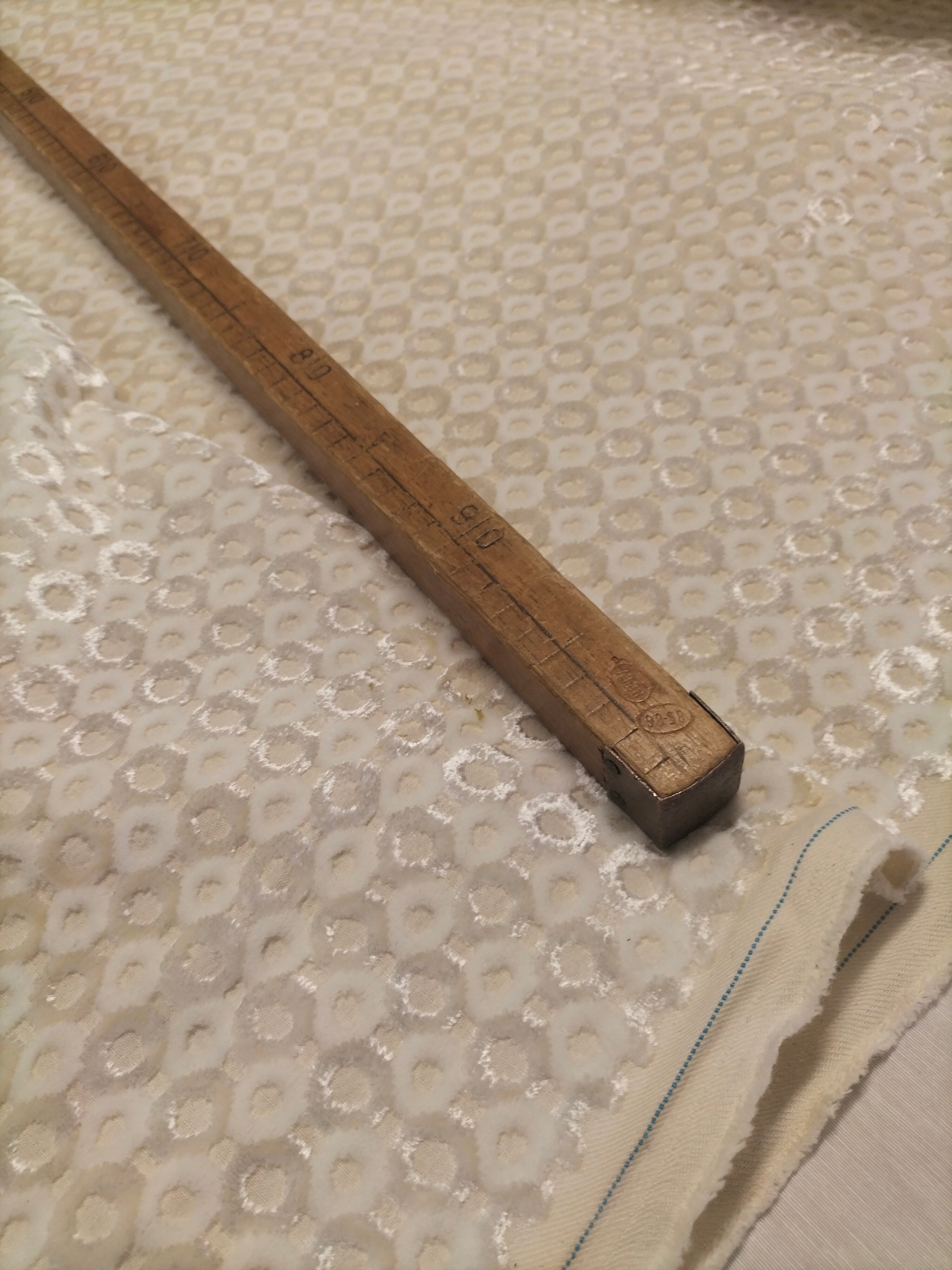 Pregiato velluto fantasia tono su tono a pois