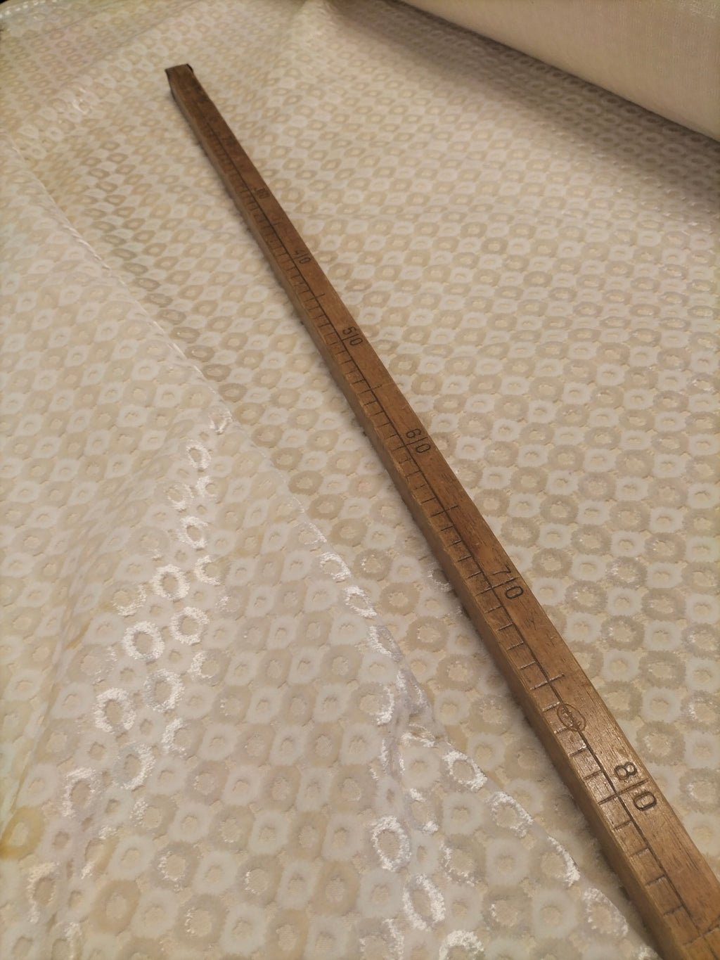 Pregiato velluto fantasia tono su tono a pois