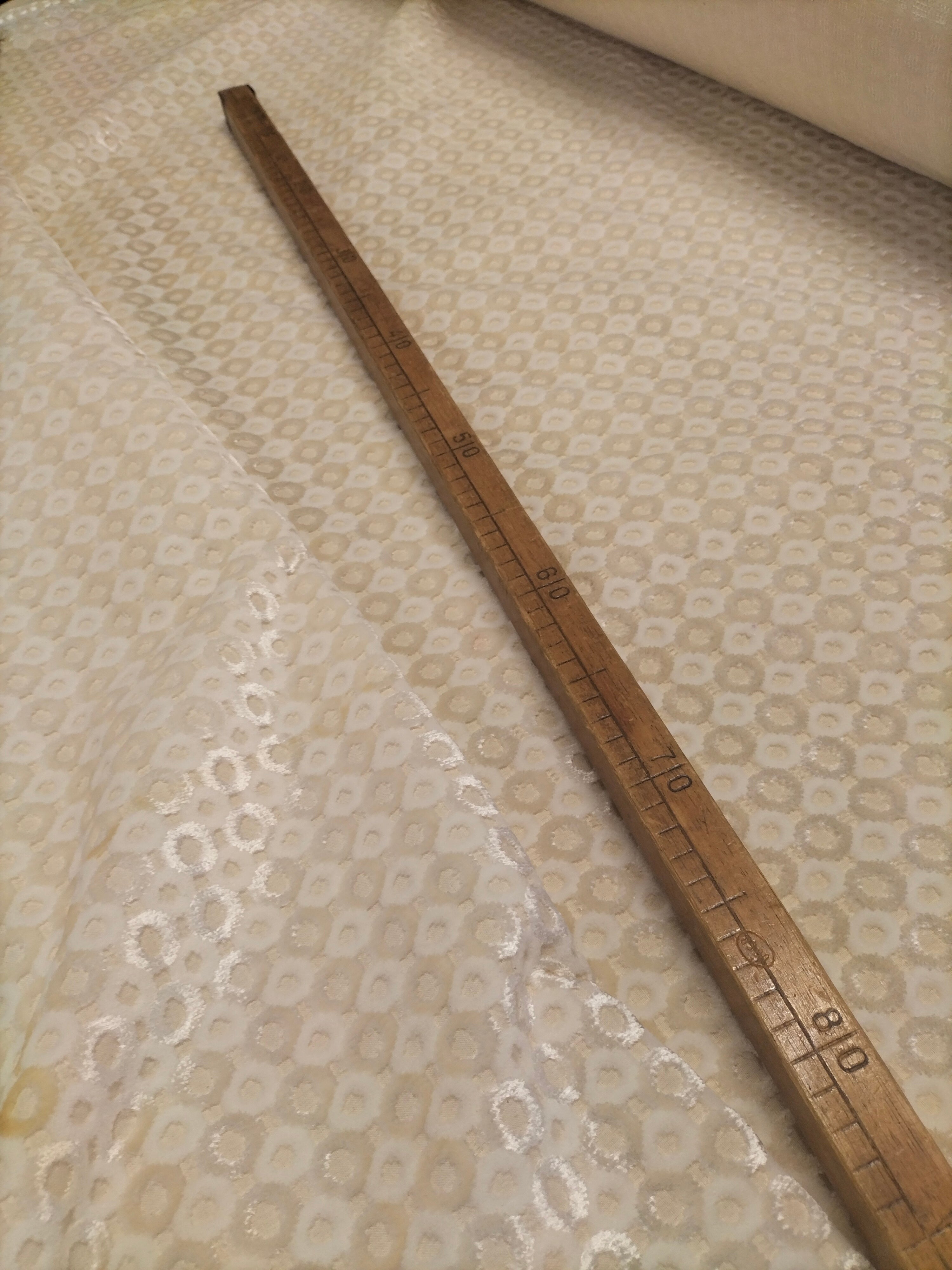 Pregiato velluto fantasia tono su tono a pois