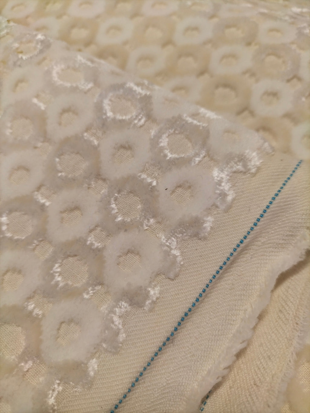 Pregiato velluto fantasia tono su tono a pois