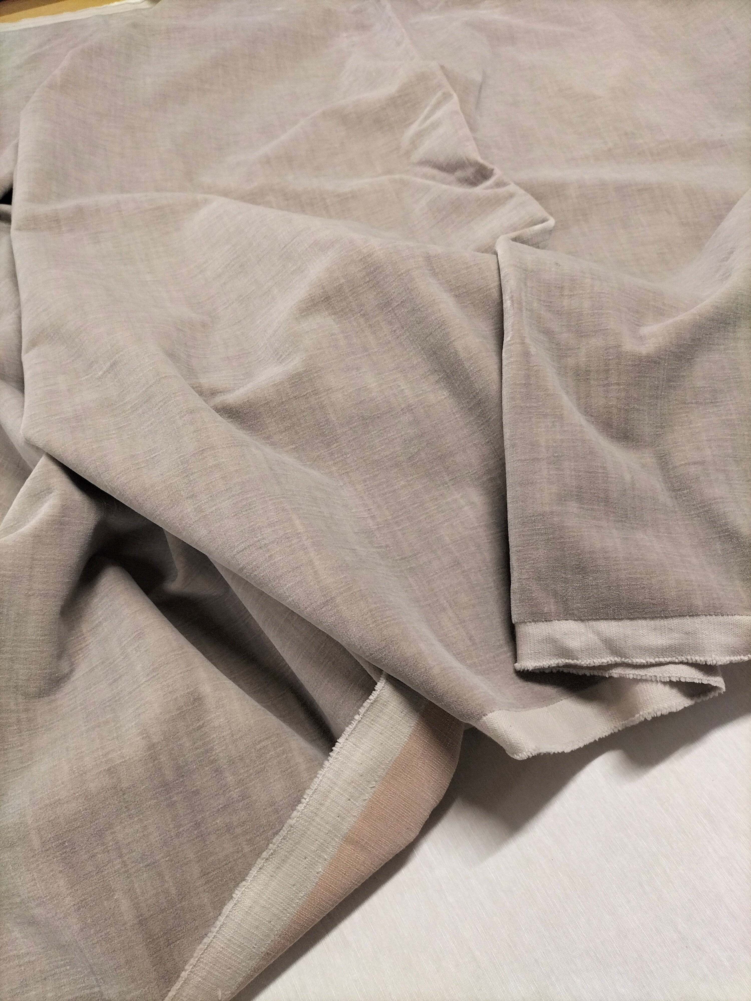 Pregiato velluto grigio opaco