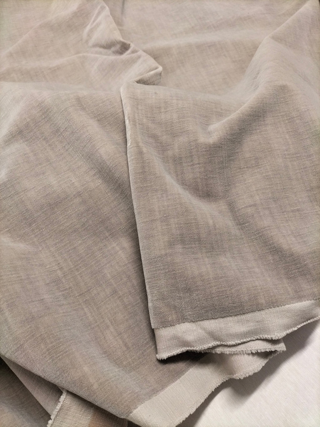 Pregiato velluto grigio opaco