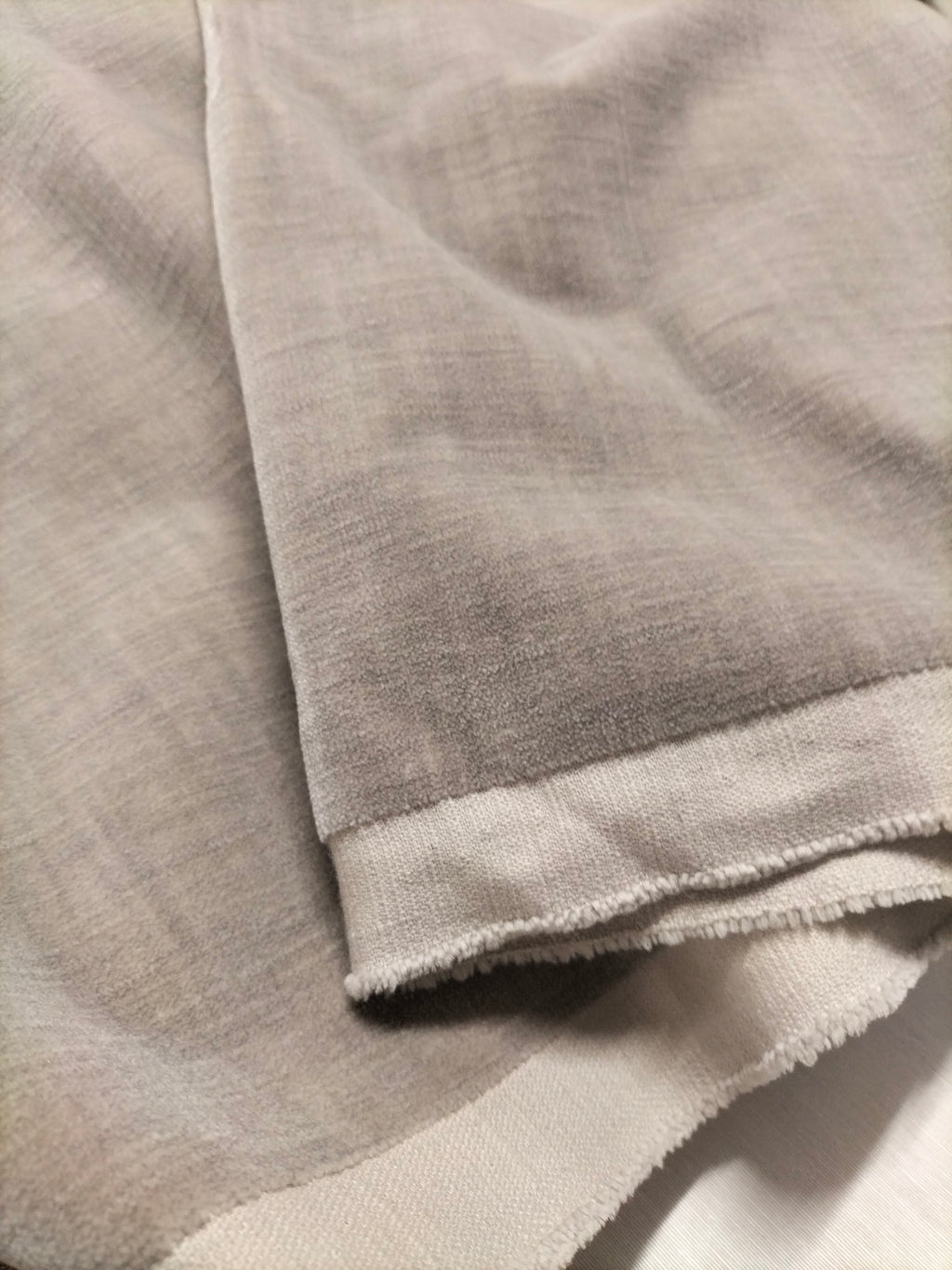 Pregiato velluto grigio opaco