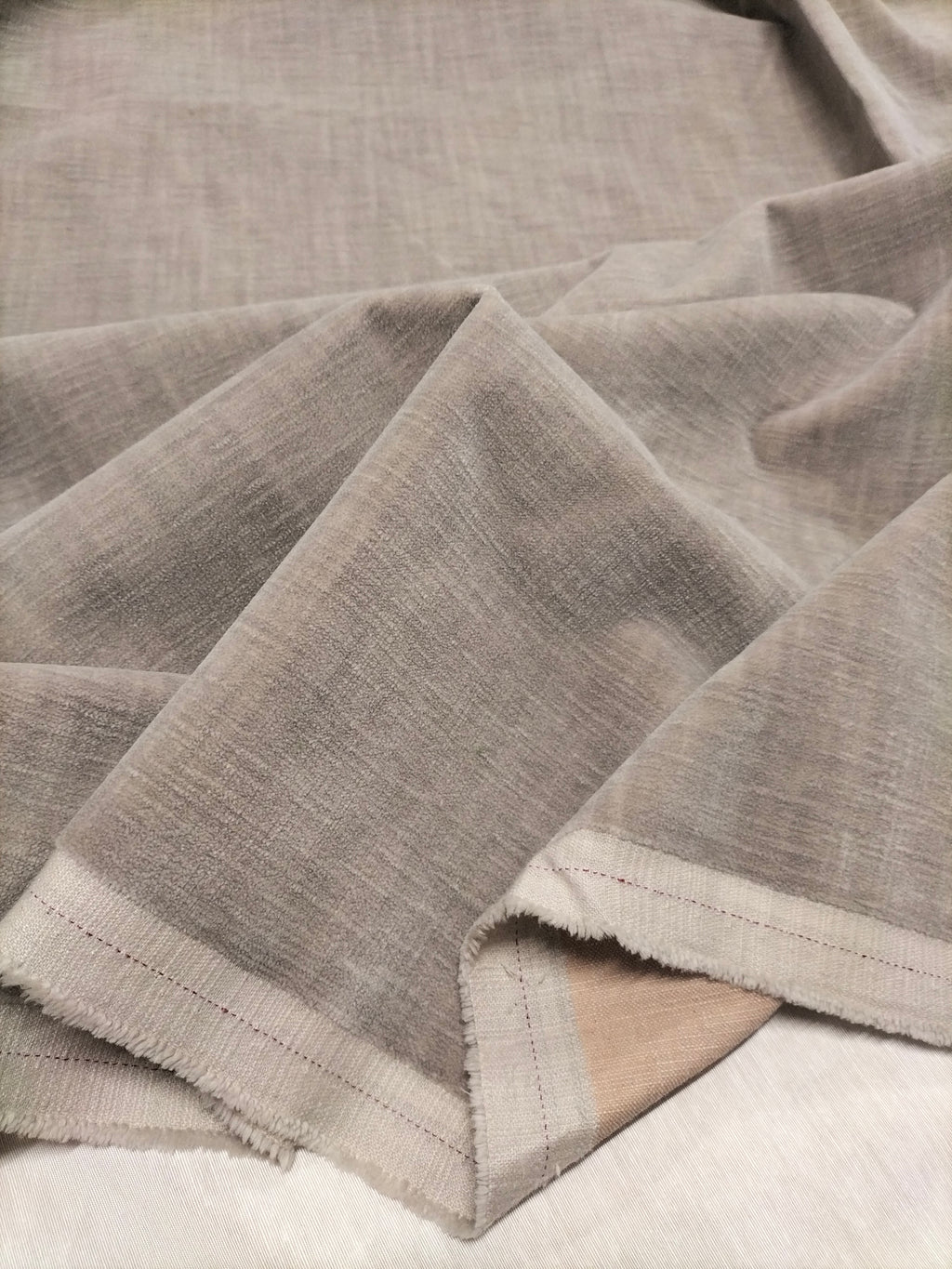 Pregiato velluto grigio opaco