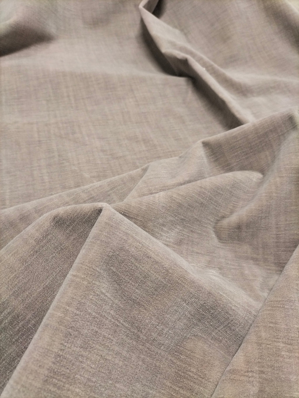 Pregiato velluto grigio opaco
