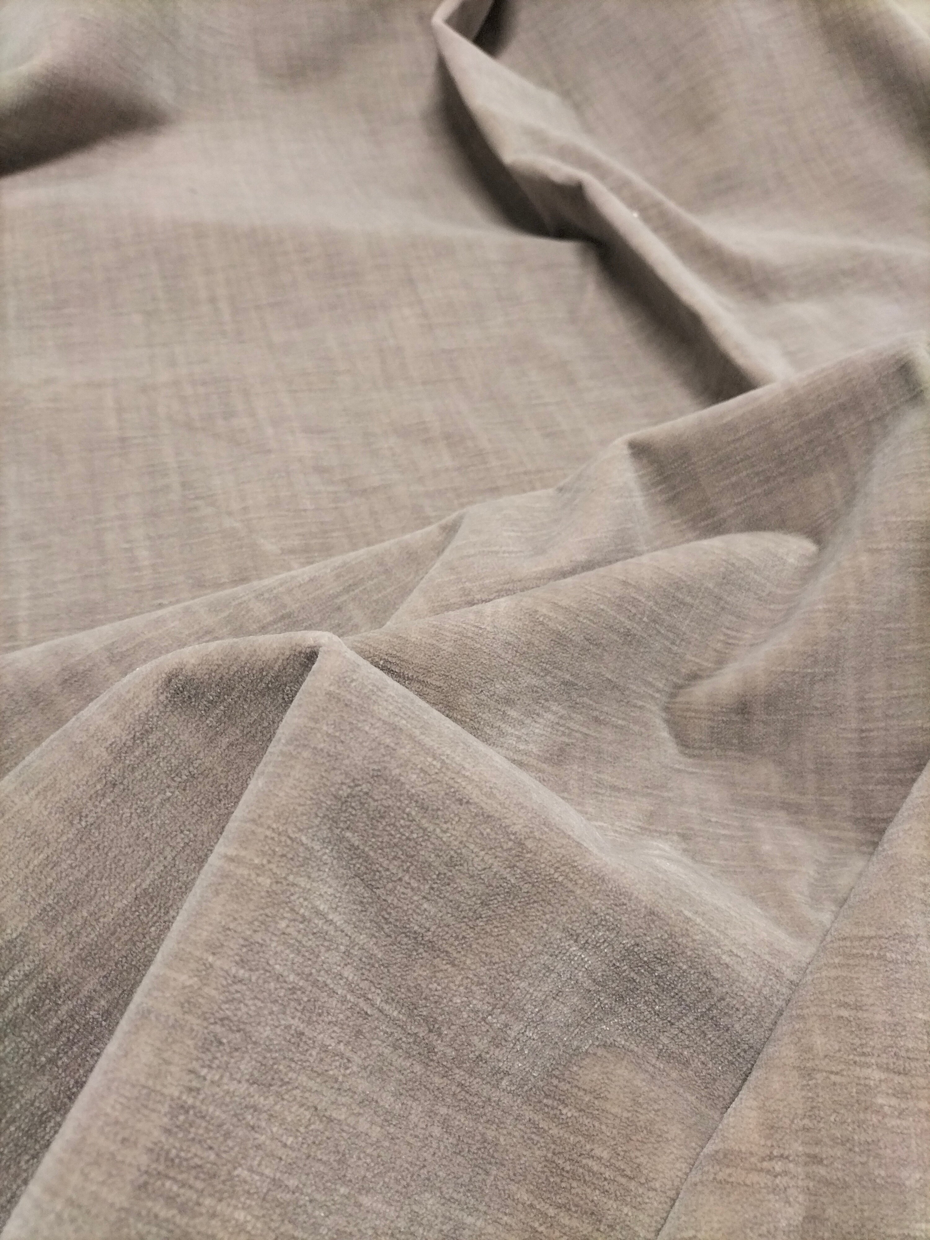 Pregiato velluto grigio opaco
