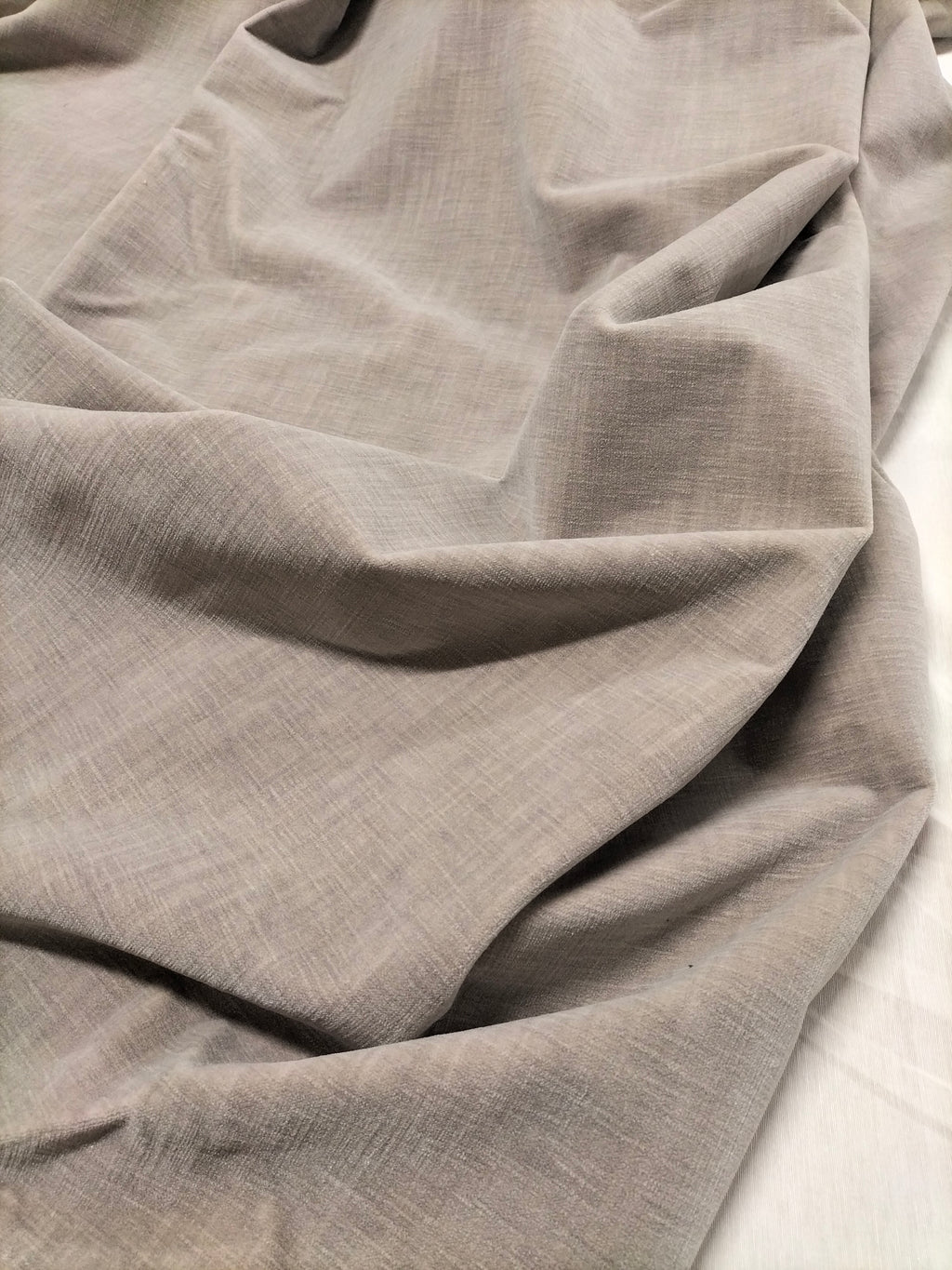 Pregiato velluto grigio opaco