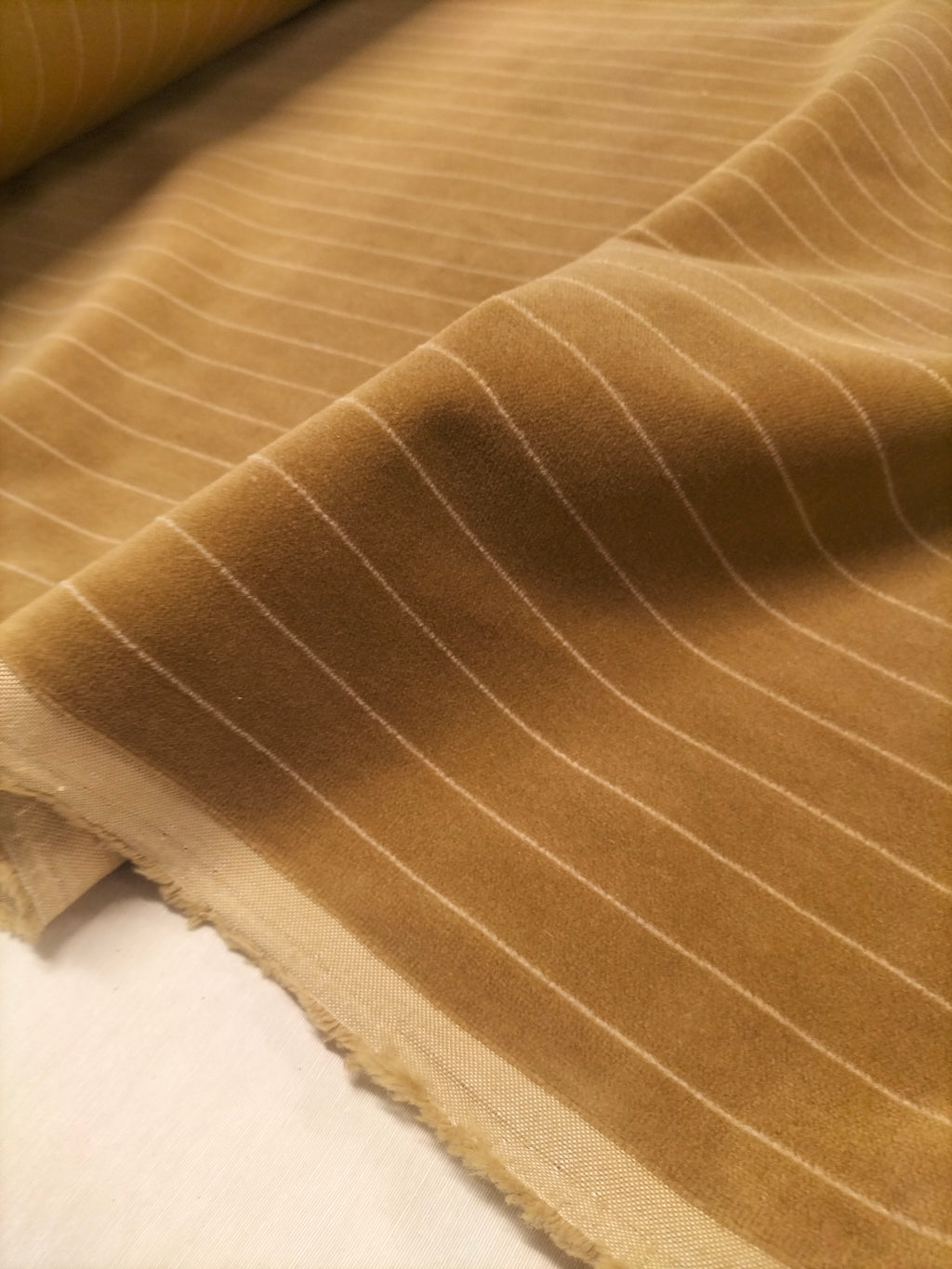 Pregiato velluto color beige a righe by Enzo degli Angiuoni
