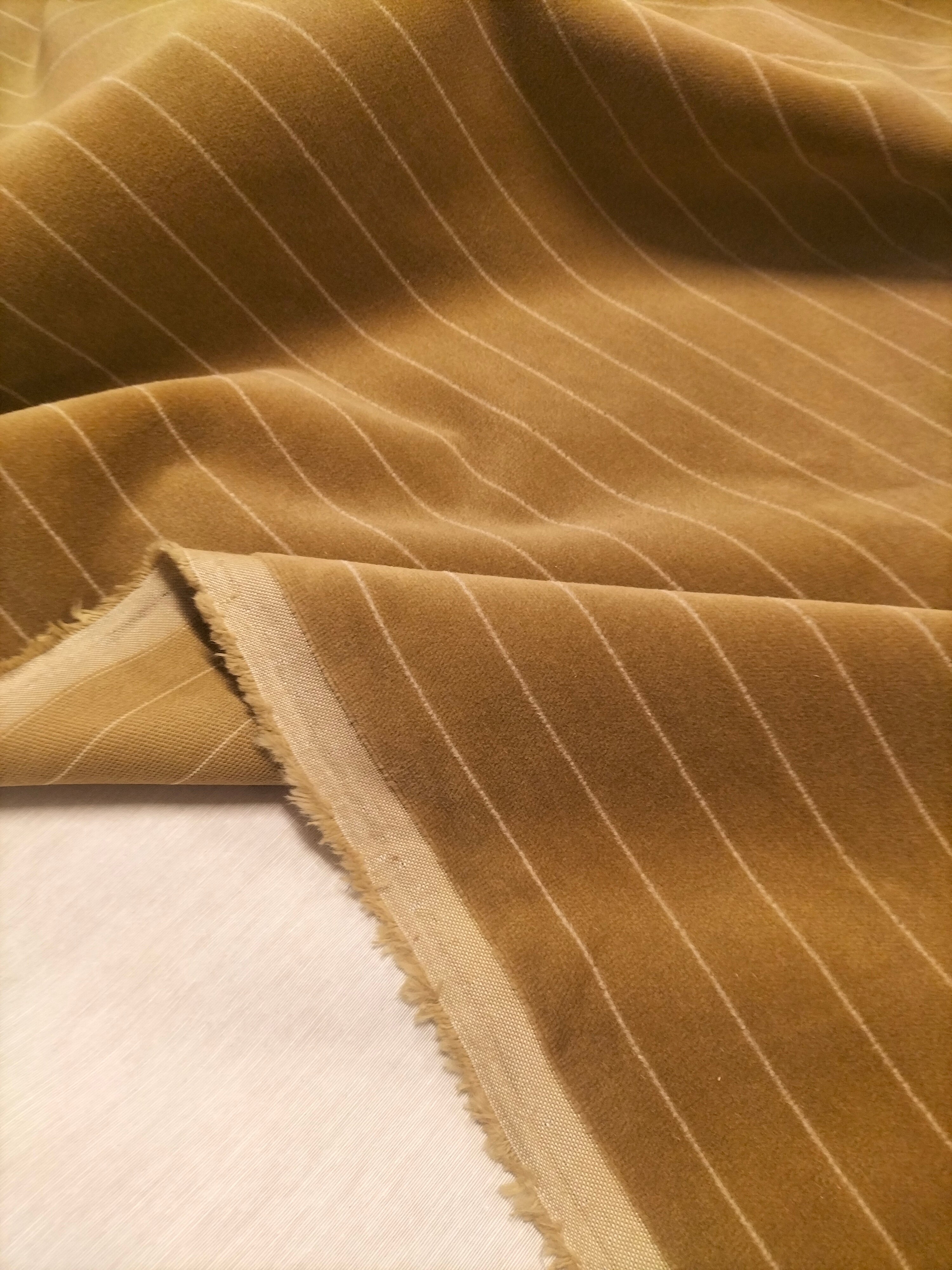 Pregiato velluto color beige a righe by Enzo degli Angiuoni